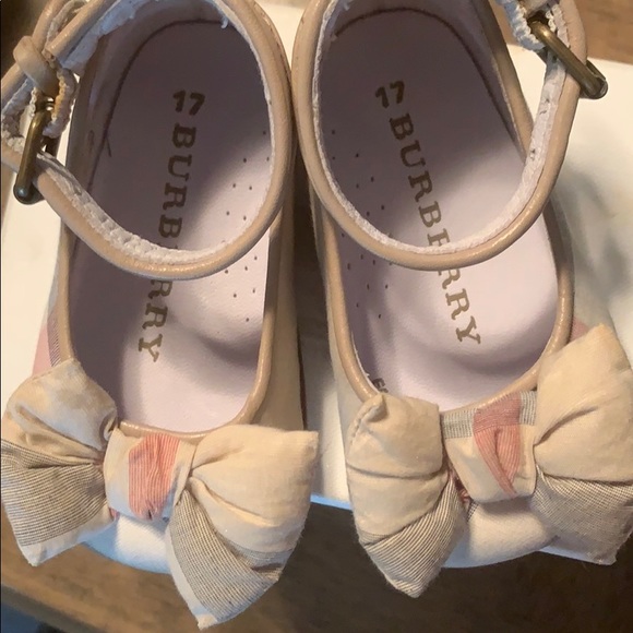 Burberry infant shoes - Picture 3 of 3